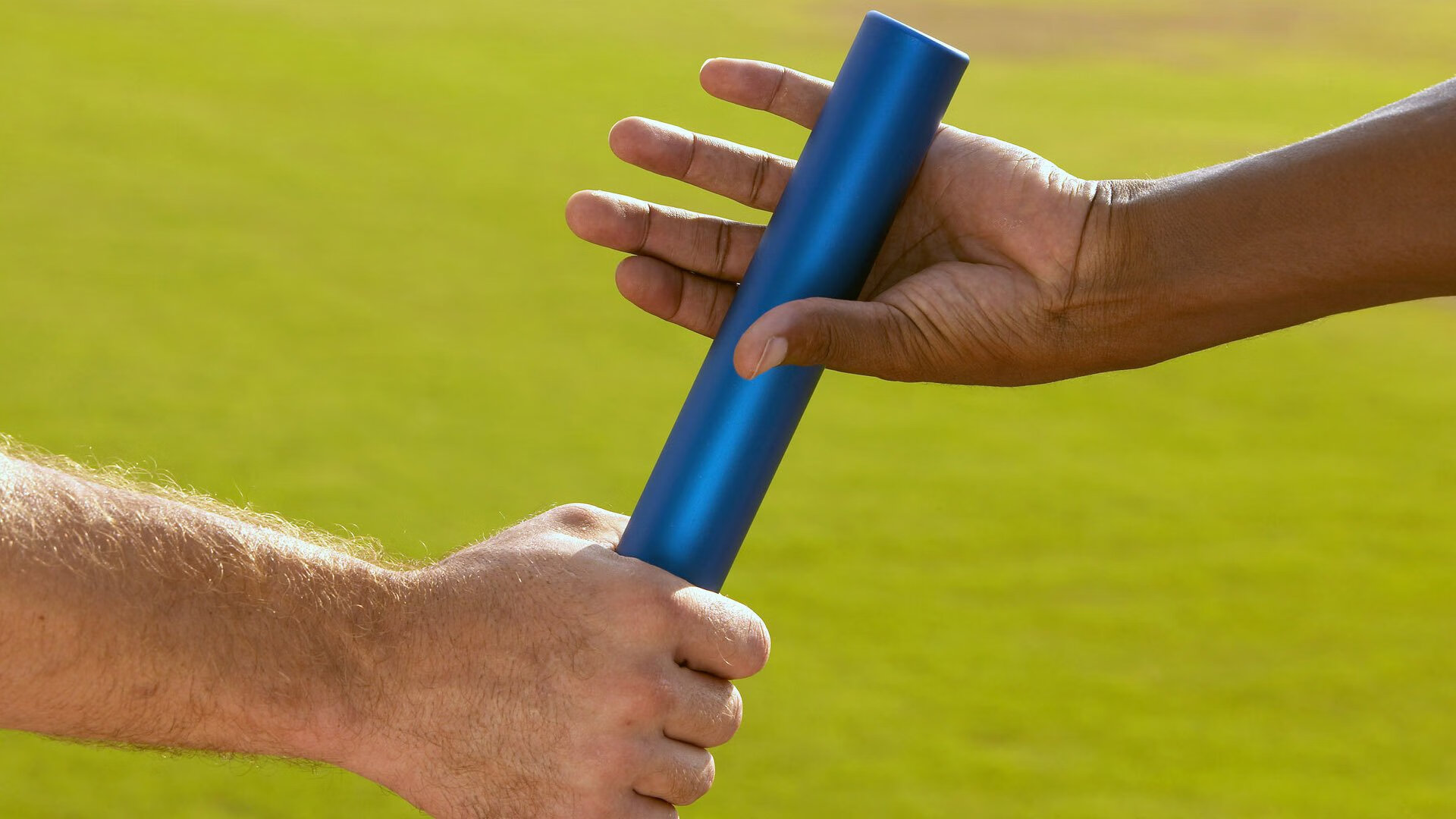 赛道上的毫厘之争，梅赛德斯险胜哈斯，皮亚斯特里率队登顶