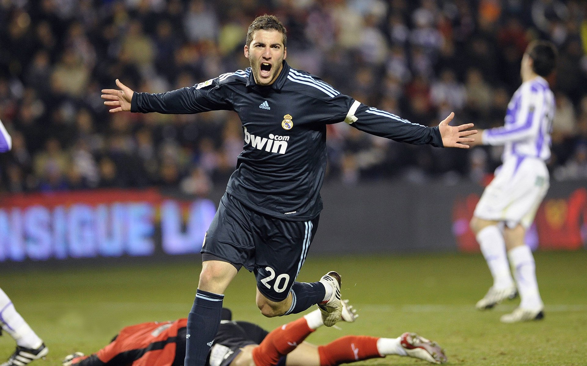 梅西逆境爆发独造三球，塞内加尔新星火力全开压制里昂防线